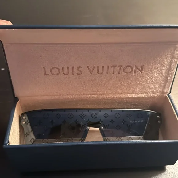 Louis Vuitton monogram sunglasses - Picture 3 of 3